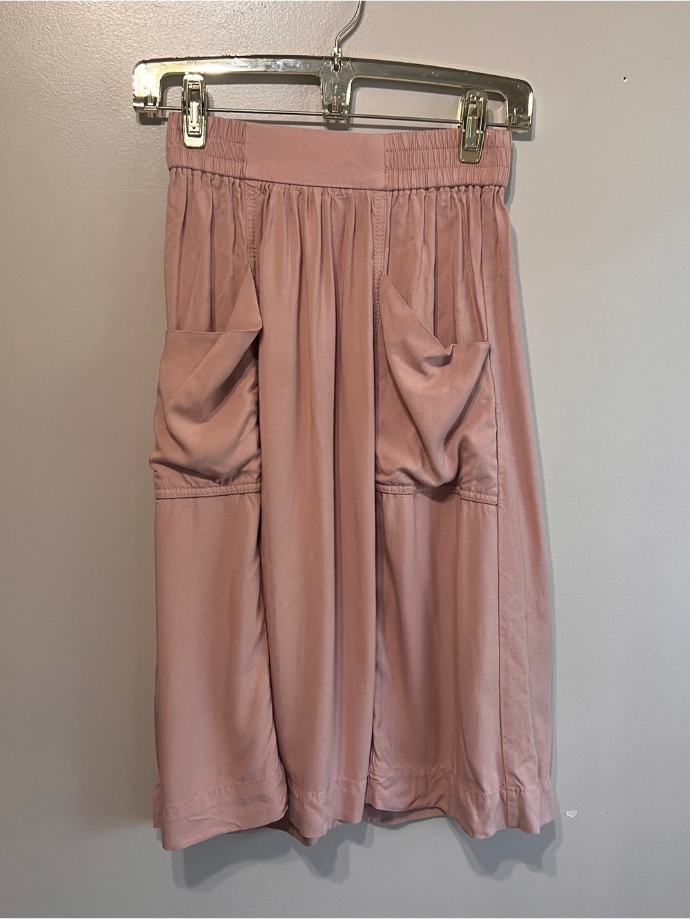 H&M Women's Dusty Pink Midi Skirt with Large Front Pockets Size 2, EUC